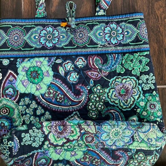 VeraβBradley Quilted Cotton Tote in Emerald Paisley ππΏ - Picture 2 of 6